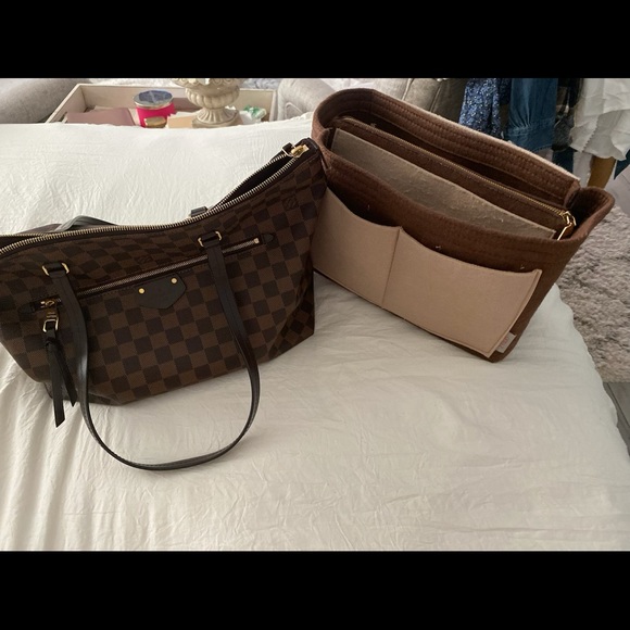 Authentic Louis Vuitton bag, comes shaper, and duster. In mint condition - Picture 4 of 5